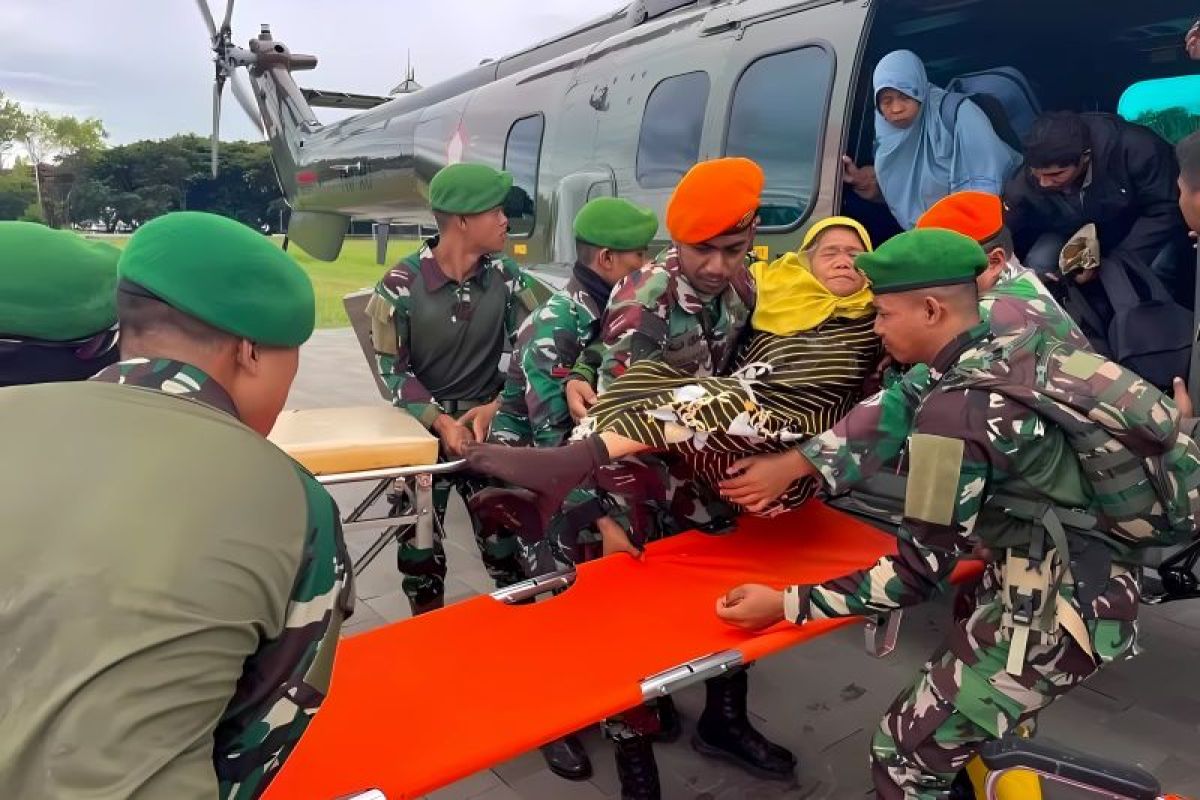 TNI AU kembali mengevakuasi 18 korban banjir di Luwu Sulawesi Selatan