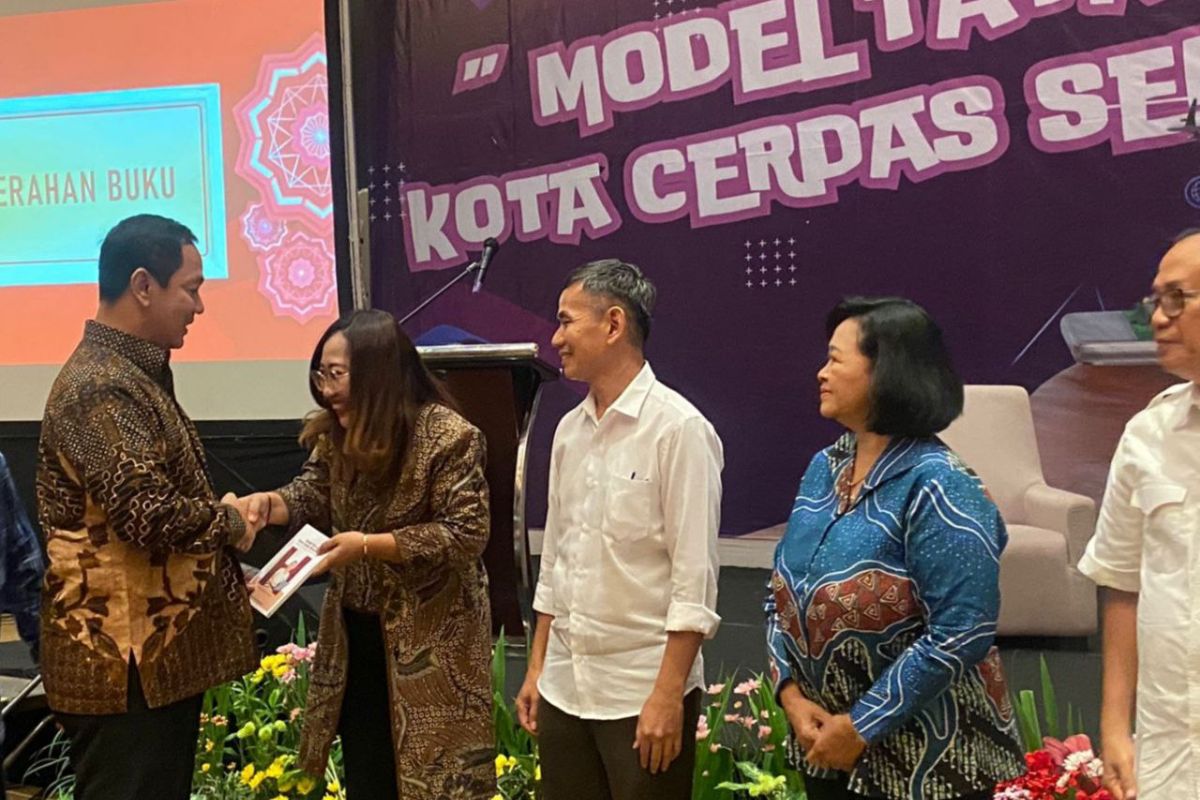 Kepala LKPP bagikan pengalaman kelola kota cerdas lewat  buku