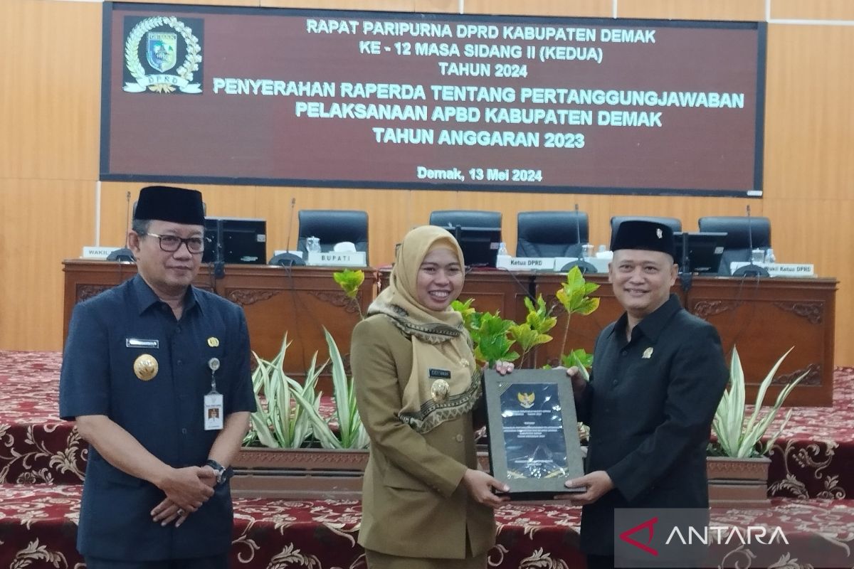 Pemkab Demak  serahkan Ranperda Pertanggungjawaban APBD 2023 ke DPRD