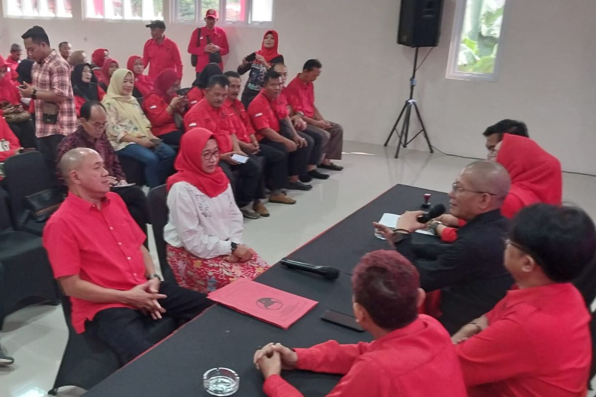 Mantan Wabup Banyumas  kembalikan formulir pendaftaran ke DPC PDIP