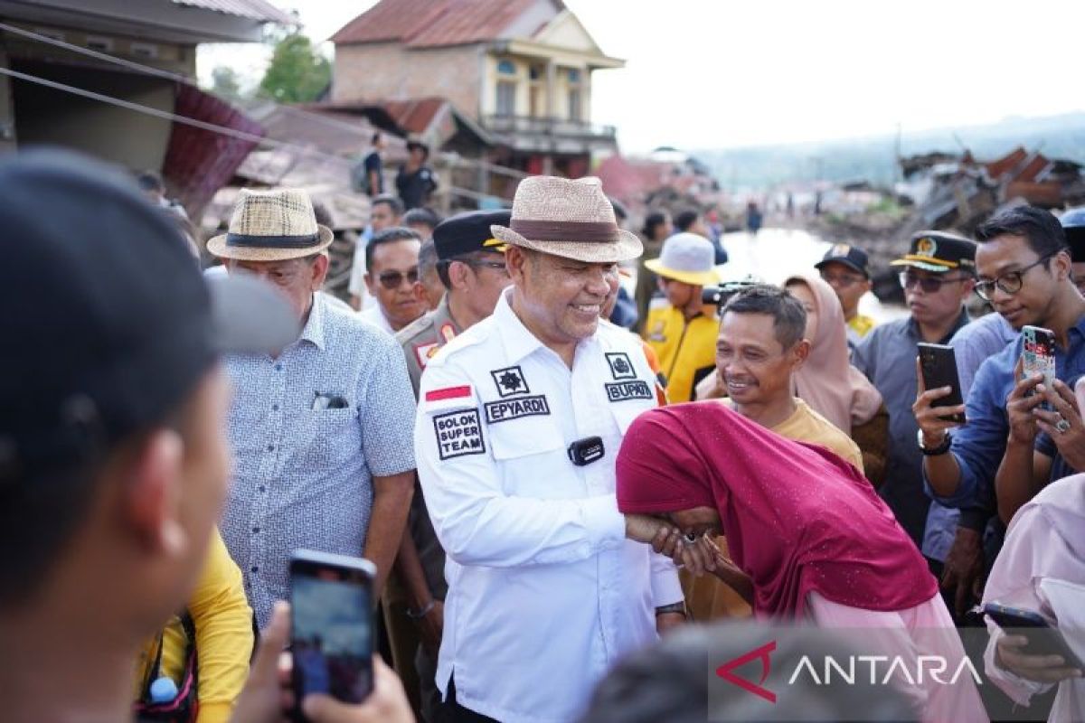 Bupati Solok serahkan bantuan ke korban banjir lahar dingin di Agam