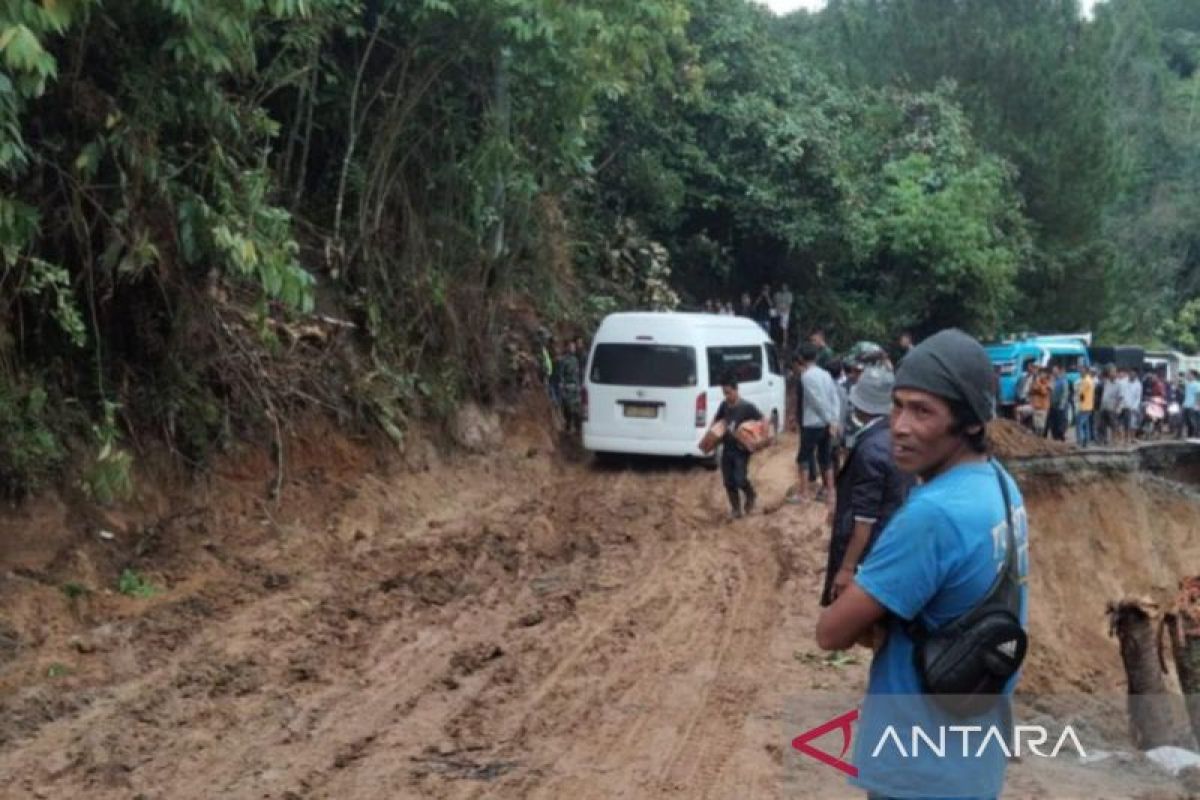 Akses jalan lintas Padang-Solok Selatan sudah bisa dilalui pengendara