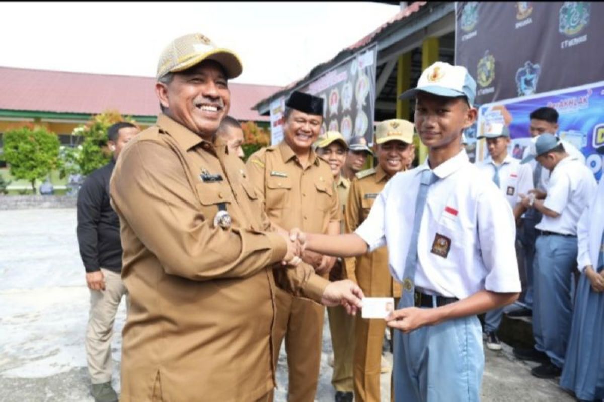 Pemkab Siak berikan layanan perekaman KTP di SMAN 1 Tualang secara gratis