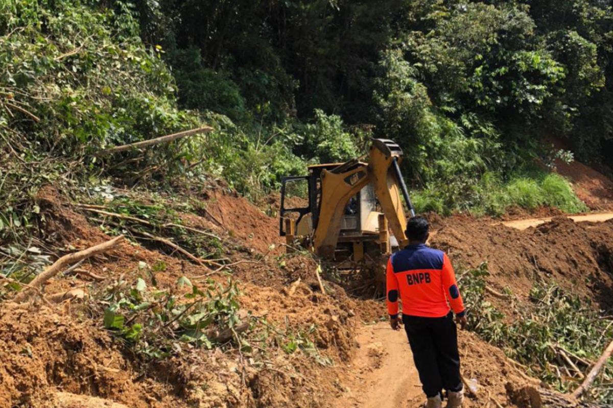 Alat berat Pemkot Sawahlunto setiap hari ke lapangan tangani bencana