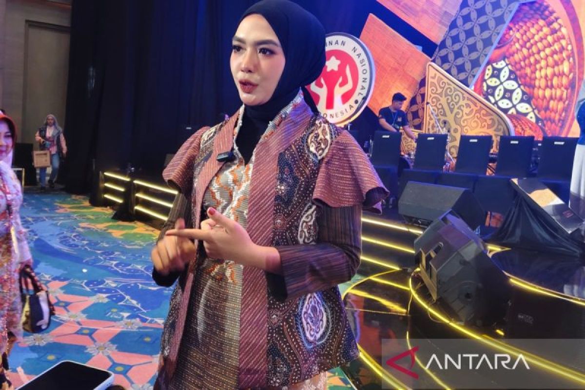 Istri pejabat tampilkan perpaduan songket batik di Dekranas