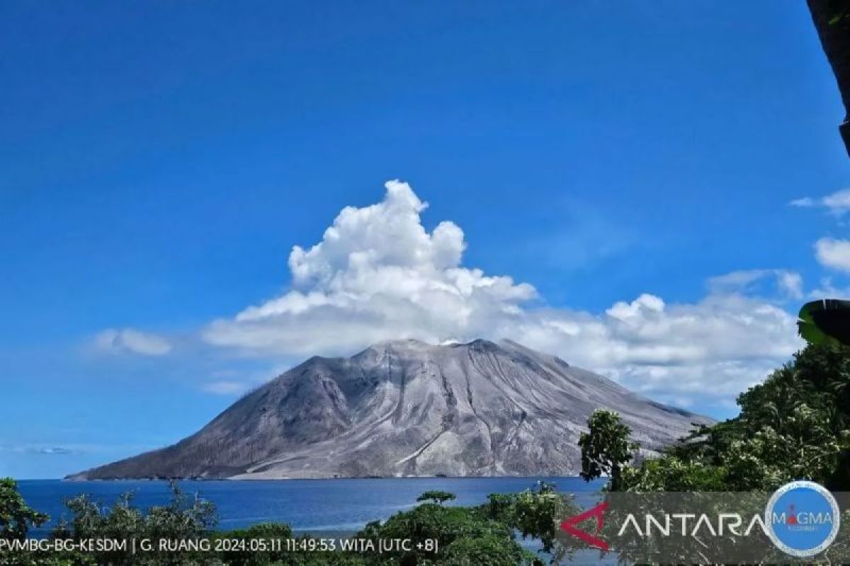 Status Gunung Ruang turun, pengungsi luar zona merah mulai kembali