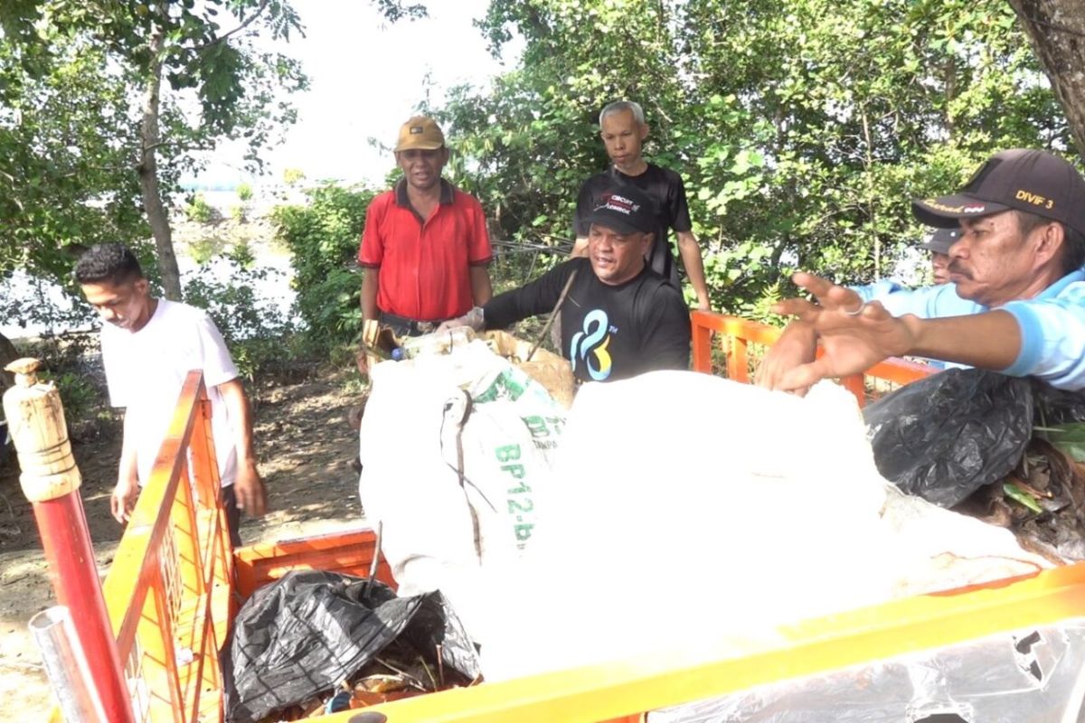 Pemkot gelar bersih Teluk Kendari peringati Bulan Cinta Laut