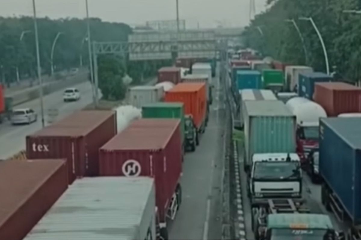 "Gate" pelabuhan eror jadi penyebab terjadinya macet panjang di Tanjung Priok