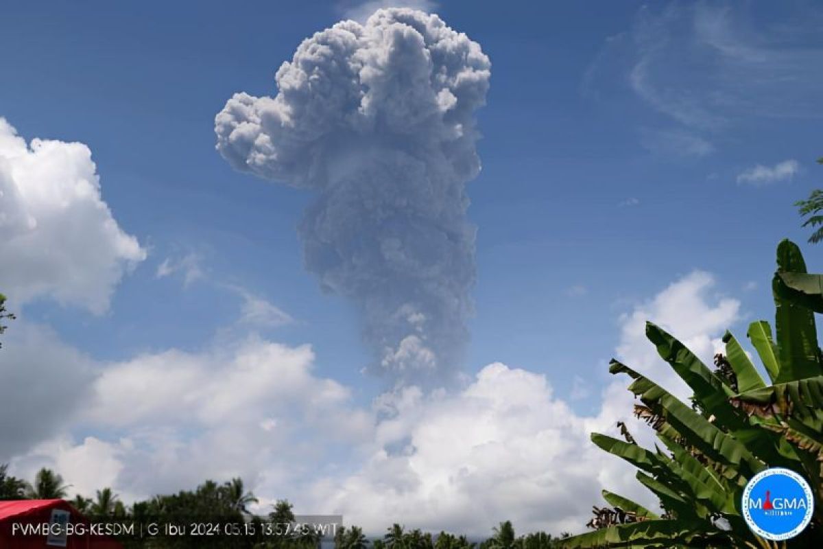 Gunung Ibu meletus lontarkan abu vulkanik setinggi 5 kilometer