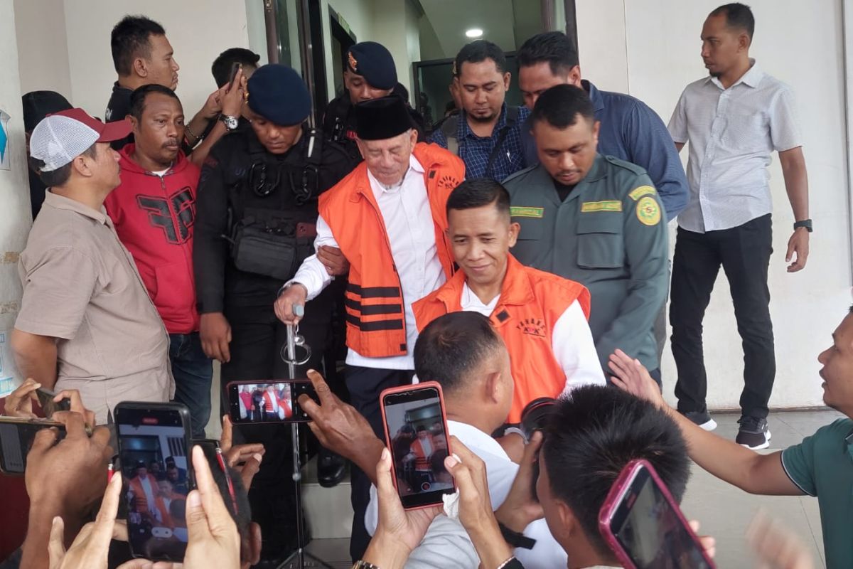 Abdul Gani Kasuba didakwa terima gratifikasi Rp100 miliar