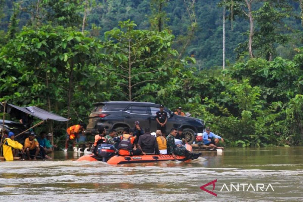 Basarnas Konawe Utara menjaga warga naik rakit dari ancaman buaya