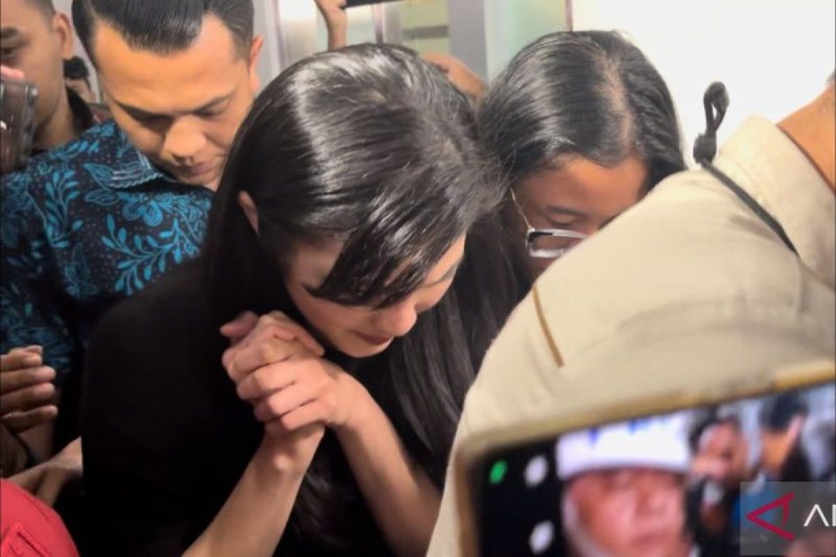 Aktris Sandra Dewi usai diperiksa 10 jam tertunduk