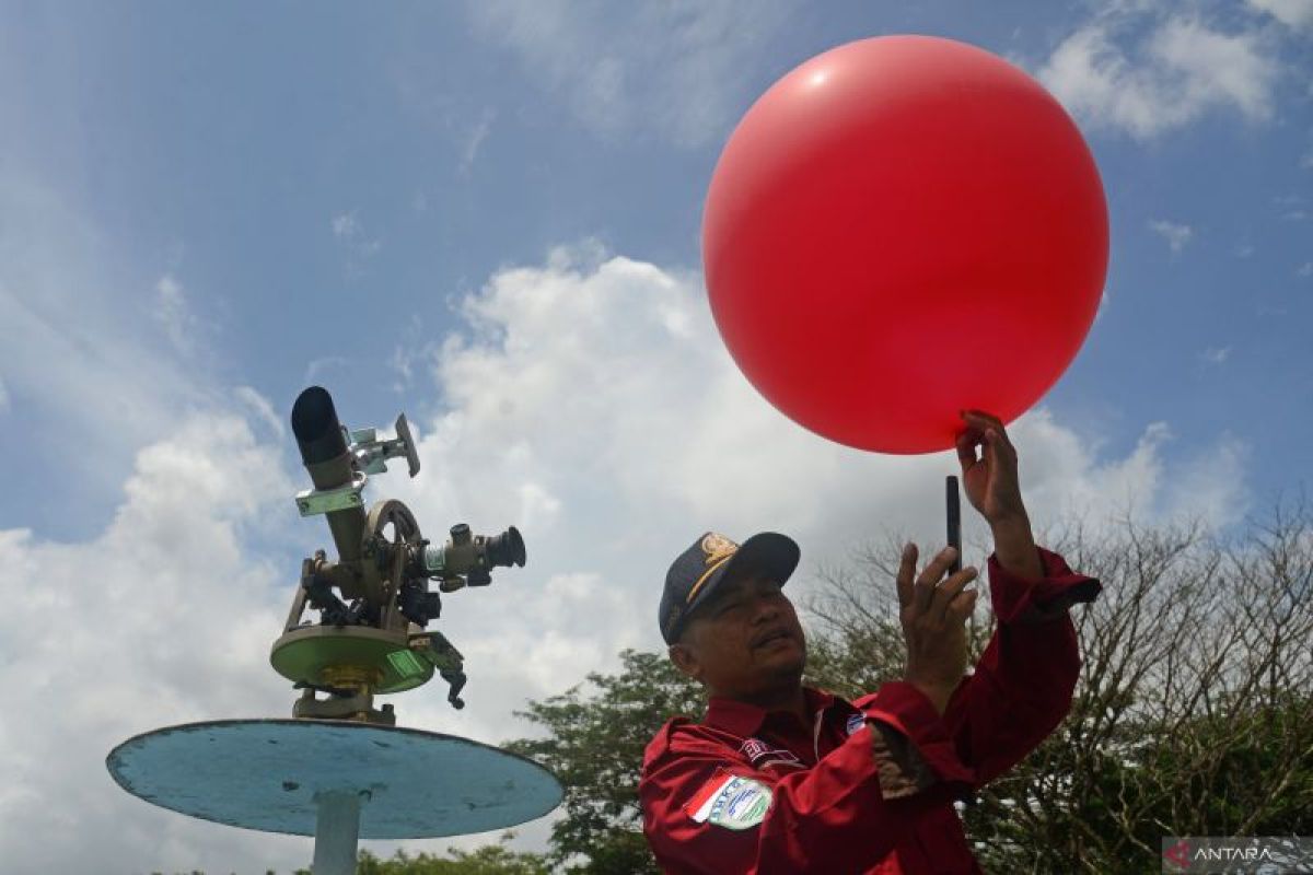 BMKG prakirakan cuaca berawan dan hujan di sejumlah wilahya kota besar Indonesia