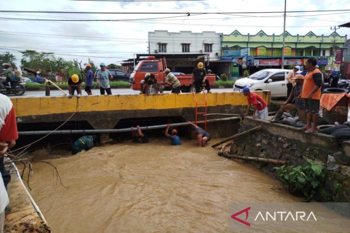 Pemkot Kendari bersama warga normalisasi kali untuk mitigasi bencana banjir