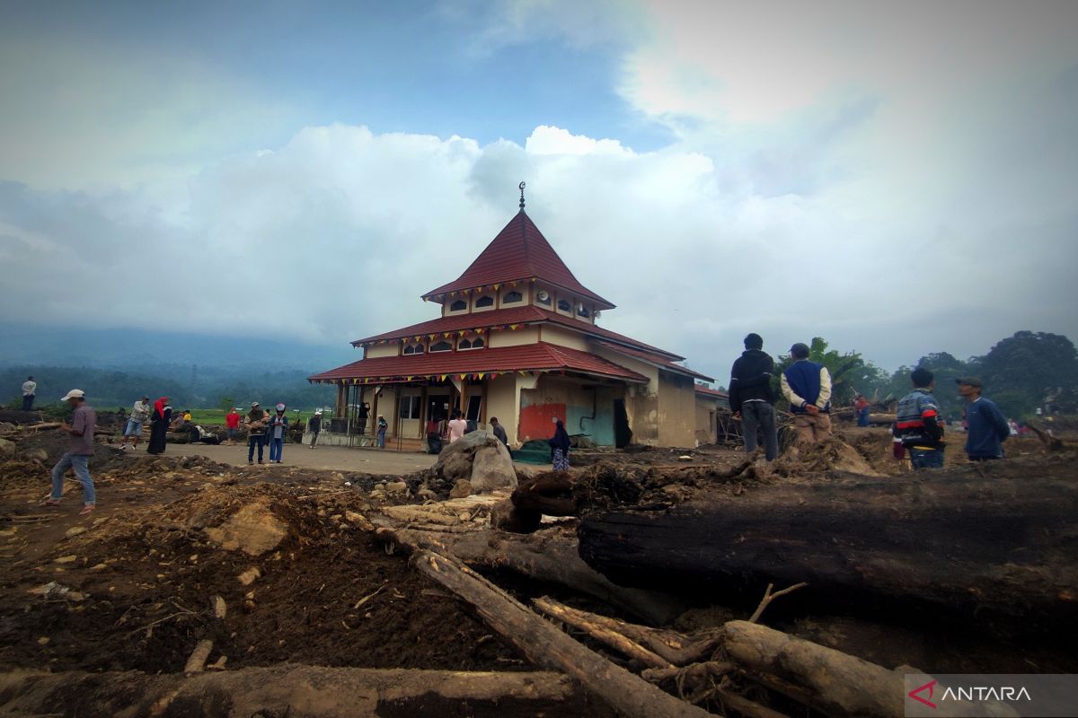 Banjir lahar Guning Marapi, Sumbar, renggut 67 korban jiwa