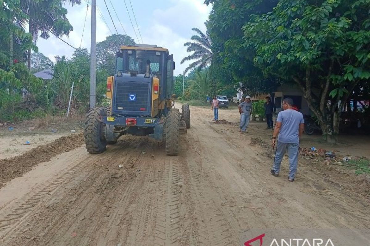 PT SRL Seikebaro bantu perbaiki jalan di Kosik Putih