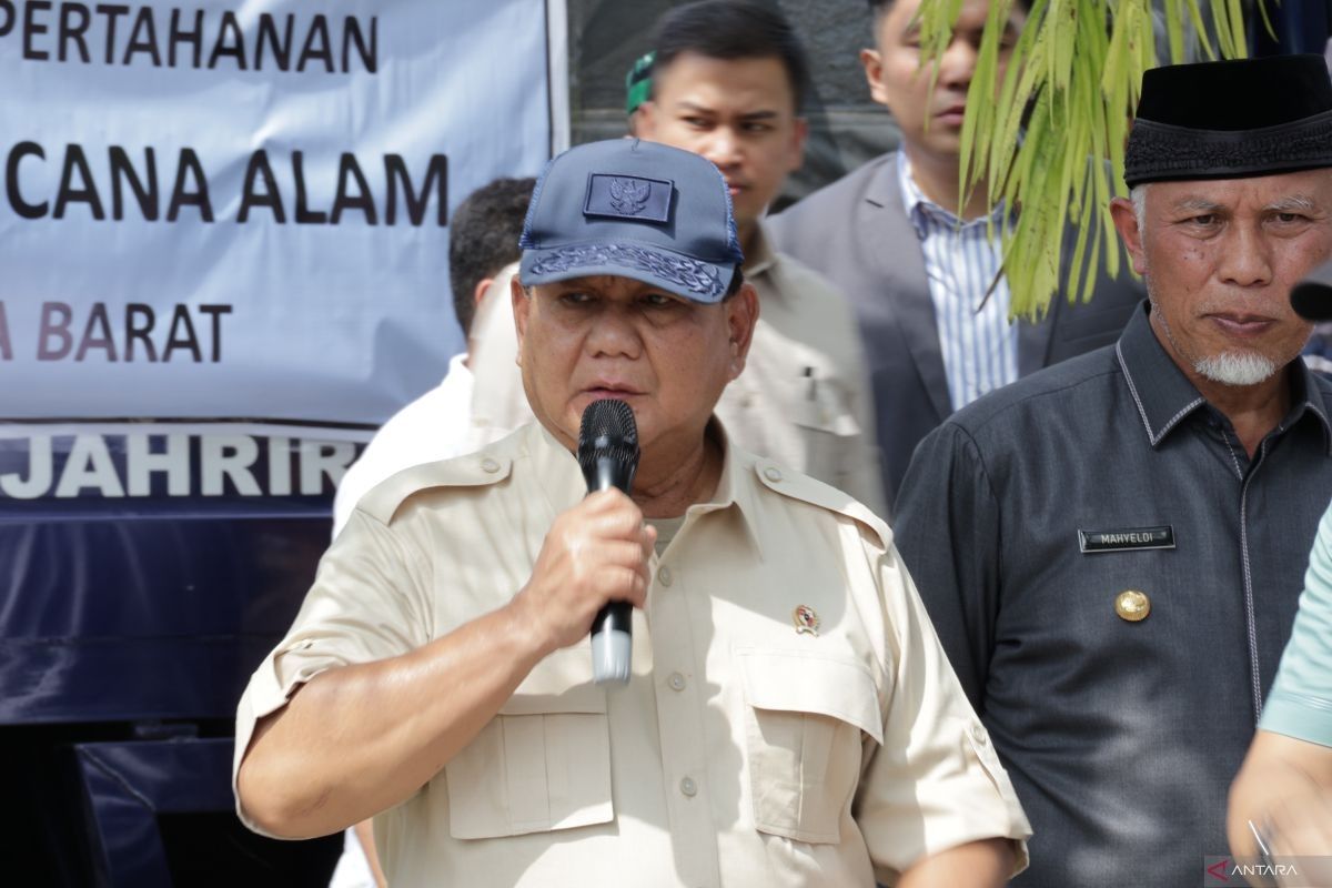 Usai dari Qatar, Prabowo Subianto serahkan bantuan bencana di Sumatera Barat