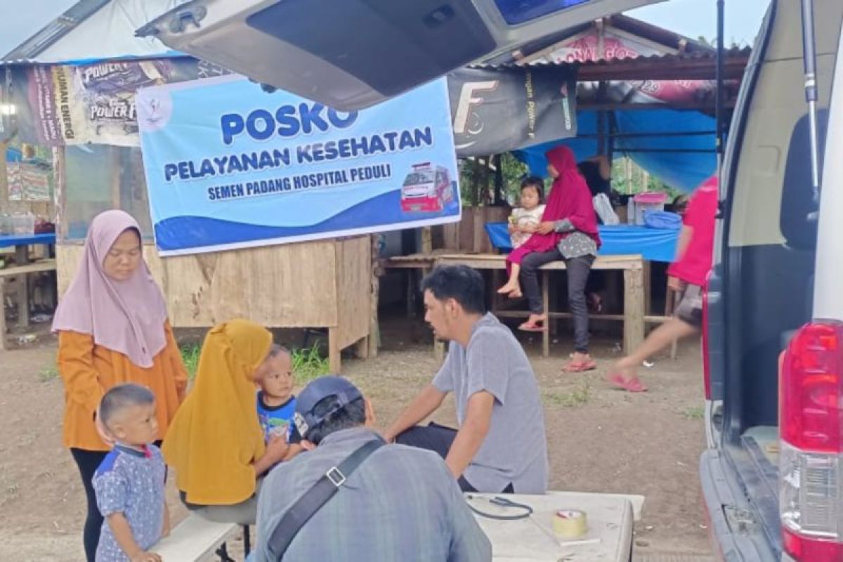 Semen Padang Dirikan Dapur Umum Dan Bantu Pencarian Korban Banjir