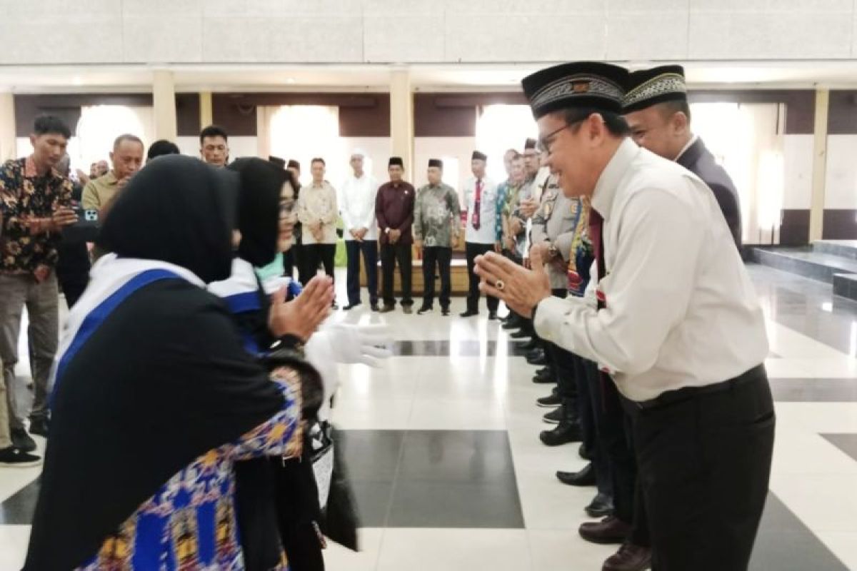 Penjabat Bupati Bartim lepas keberangkatan calon haji menuju tanah suci