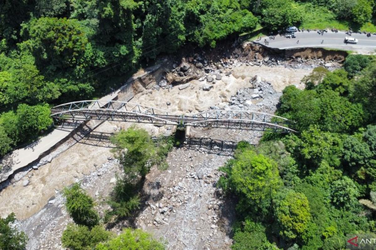 Pusat Studi Bencana Unand duga tumpukan material penyebab banjir