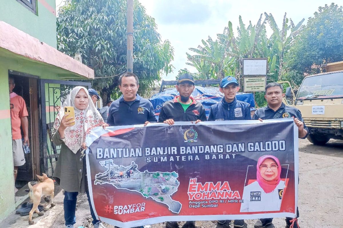 Senator Emma Yohanna salurkan bantuan banjir bandang di Sumbar