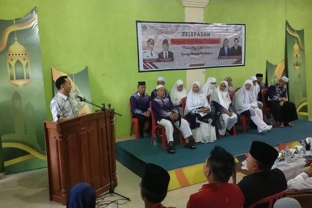 Wali Kota Tomohon lepas 17 Calon Jamaah Haji