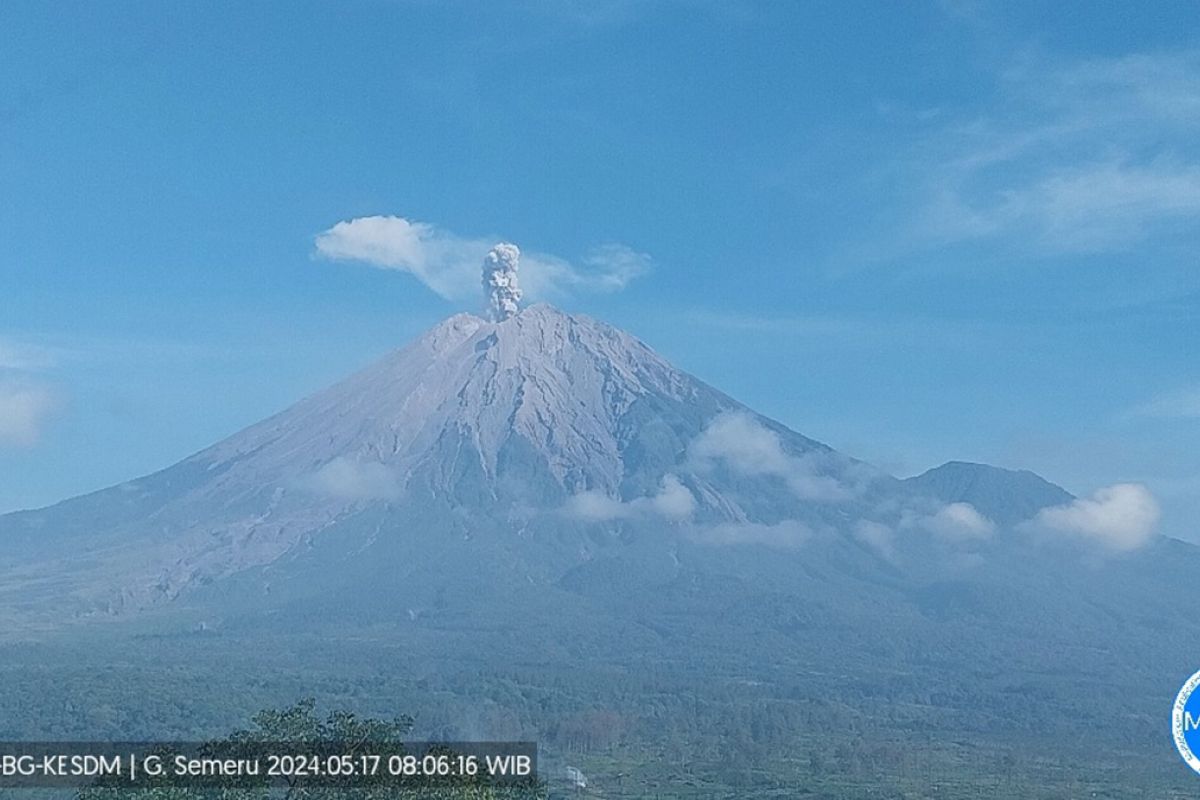 Gunung Semeru lima kali erupsi, tinggi letusan capai 900 meter