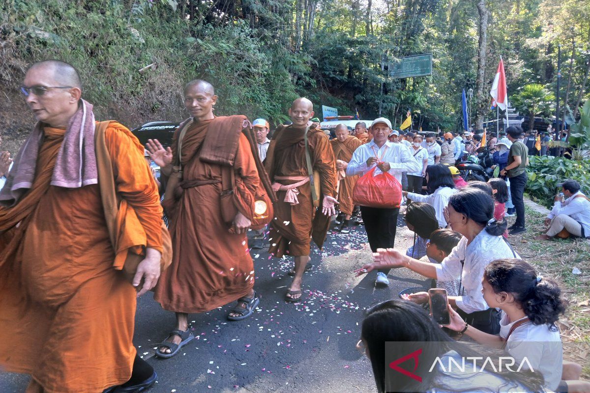 Penyambutan  Biksu Thudong di Temanggung