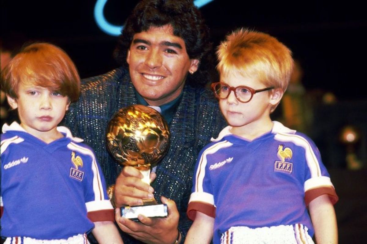 Dilelang di Paris, Piala "Golden Ball" Maradona