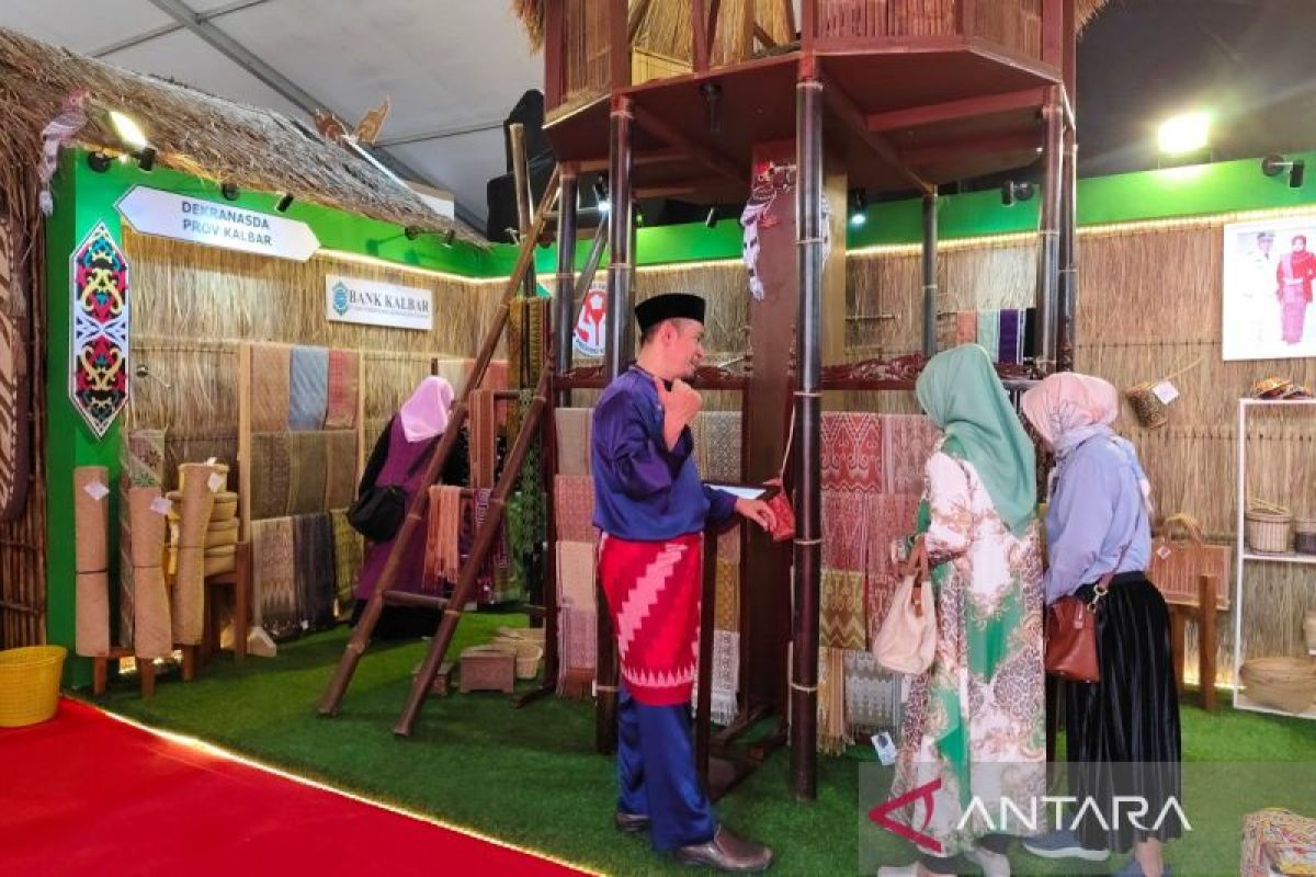 Dekranasda Kalbar tampilkan tenun dan anyaman pada Expo UMKM Solo