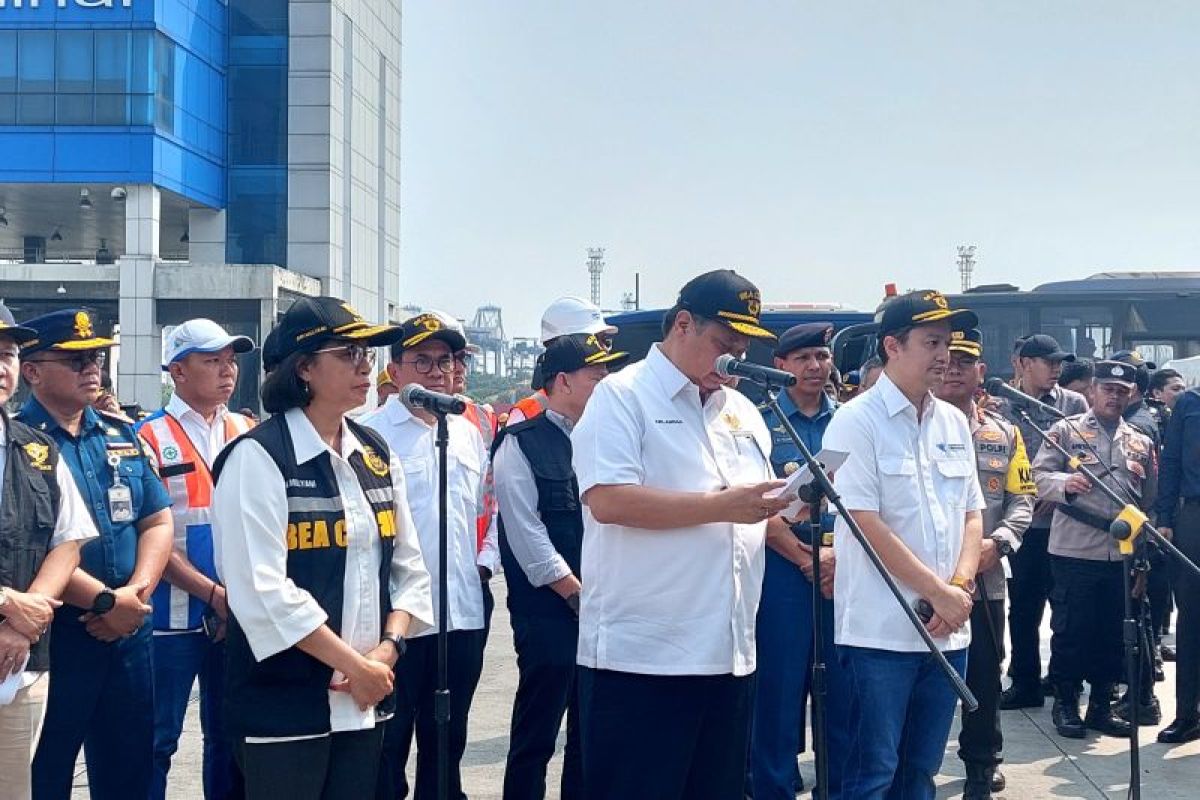 Pemerintah bongkar 13 kontainer tertahan di Tanjung Priok Jakarta