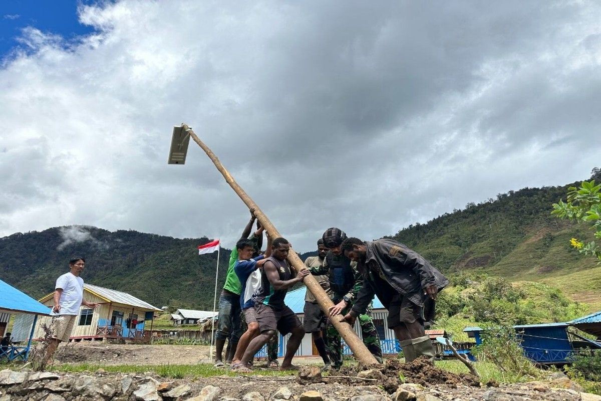 Koops TNI Habema pasang lampu jalan tiga distrik Kabupaten Nduga