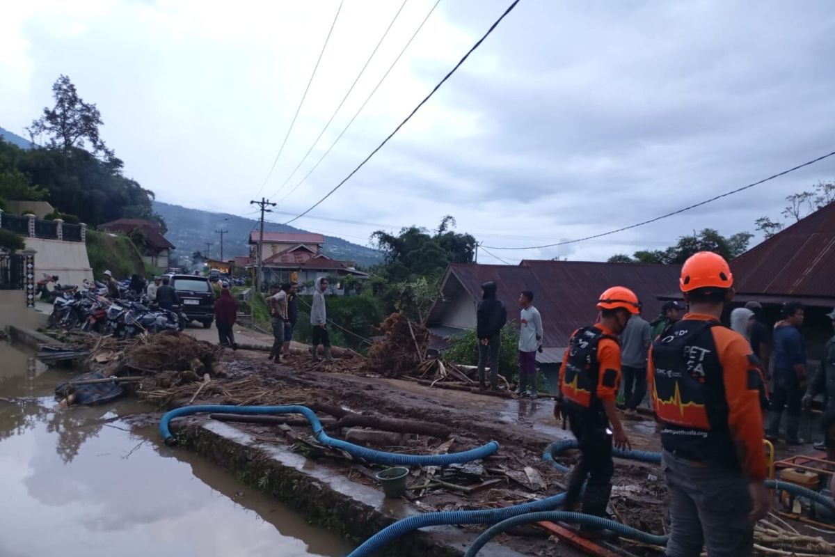 Banjir bandang landa Sumbar, DMC dan Dompet Dhuafa Singgalang bantu penanganan