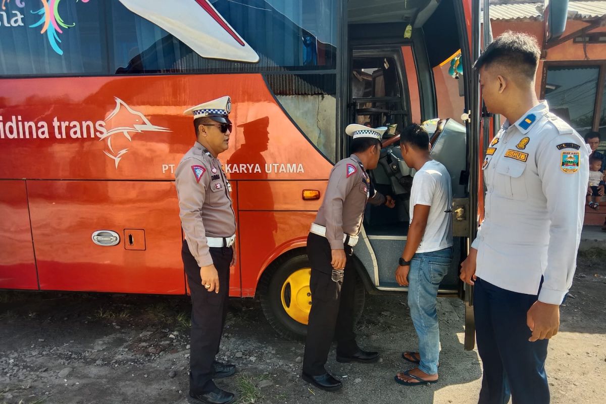 Polres cek kelayakan angkutan umum di Pesisir Barat cegah lakalantas