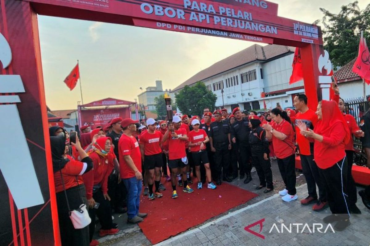 Obor api abadi Mrapen diberangkatkan menuju lokasi Rakernas V PDIP dari Semarang