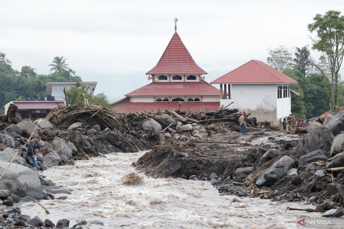 BNPB-PVMBG pantau sedimen di hulu sungai kawasan Gunung Marapi