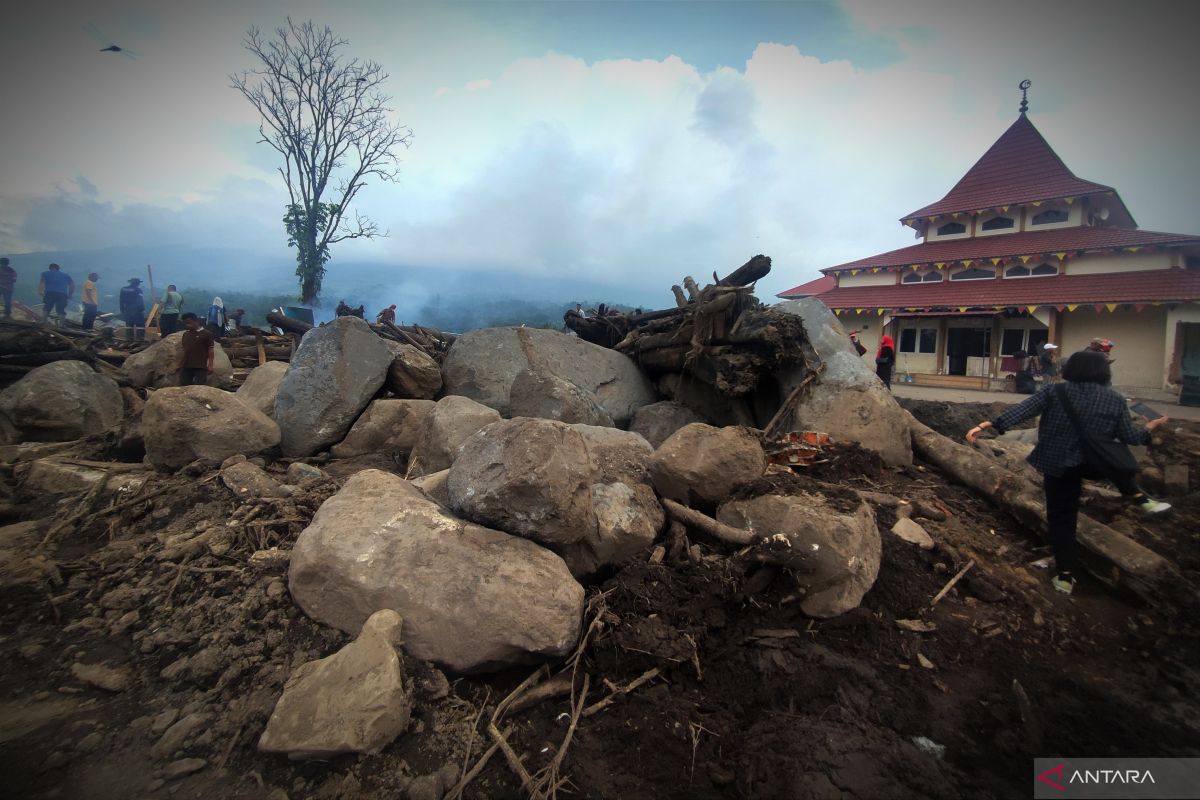 Selasar duka dan doa dari Marapi