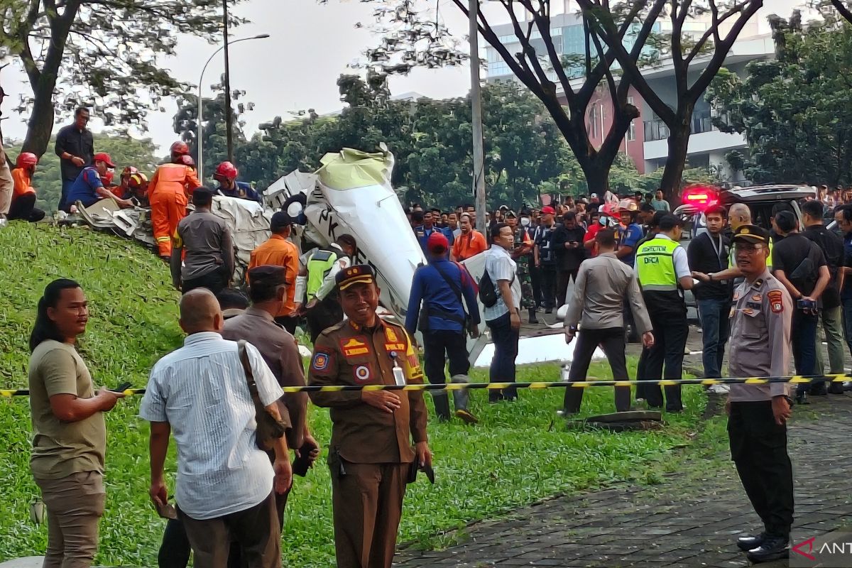 Tim SAR evakuasi pesawat yang jatuh di BSD