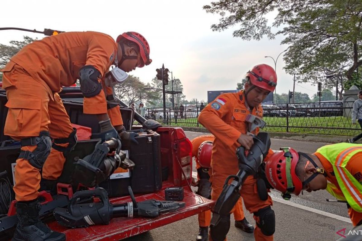 Tim SAR potong badan pesawat, untuk evakuasi 3 korban