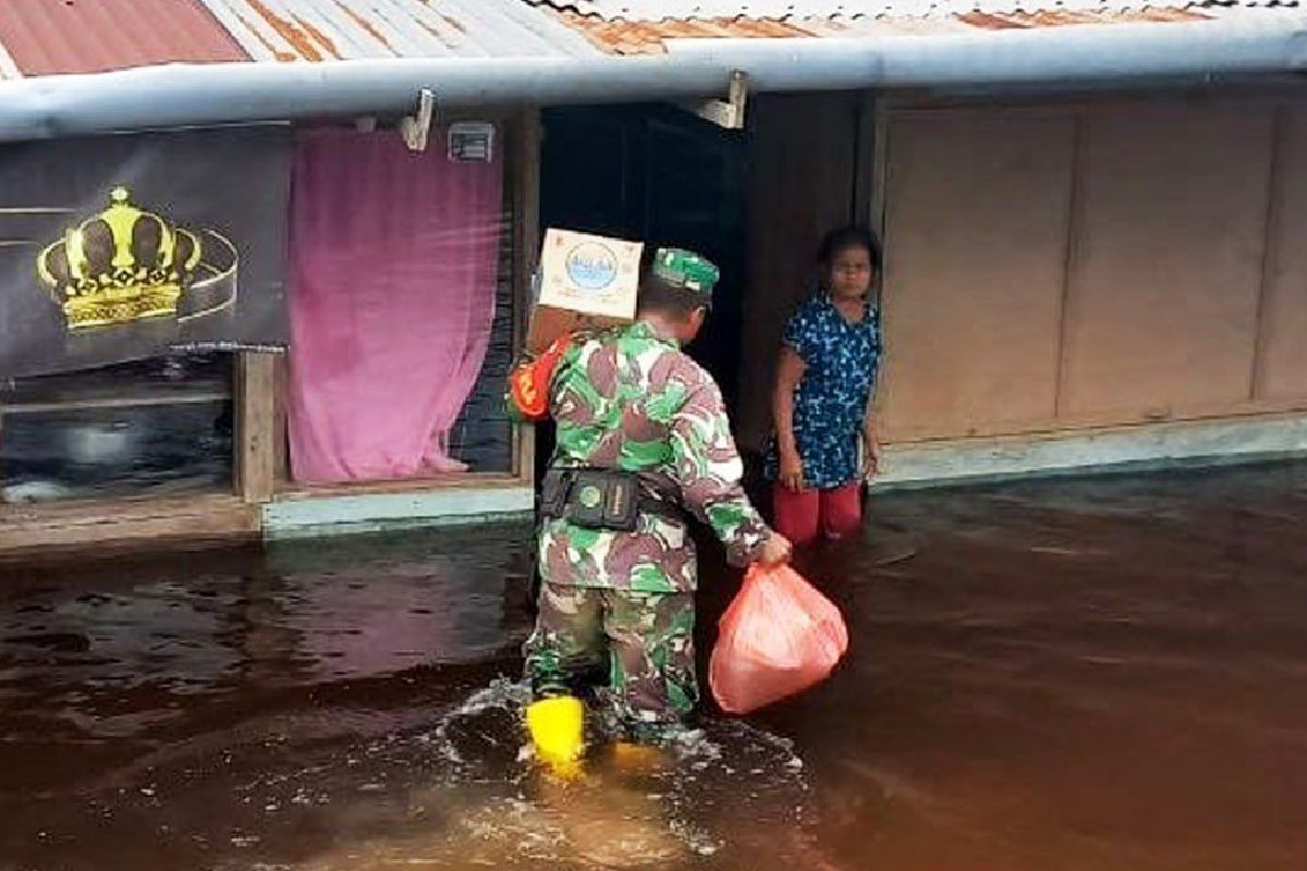 Babinsa Posramil bantu salurkan logistik korban banjir di Kurik