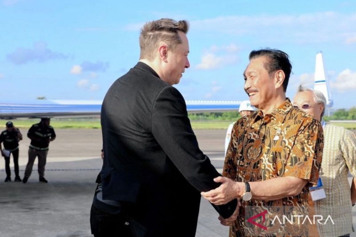 Dijemput Luhut, Elon Musk tiba di Bali untuk resmikan Starlink