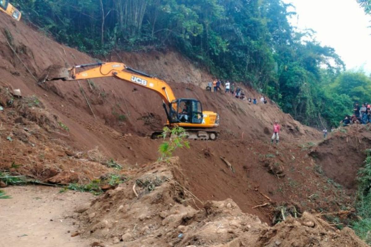 Akses Jalan Curup-Muara Aman Bengkulu putus total akibat longsor