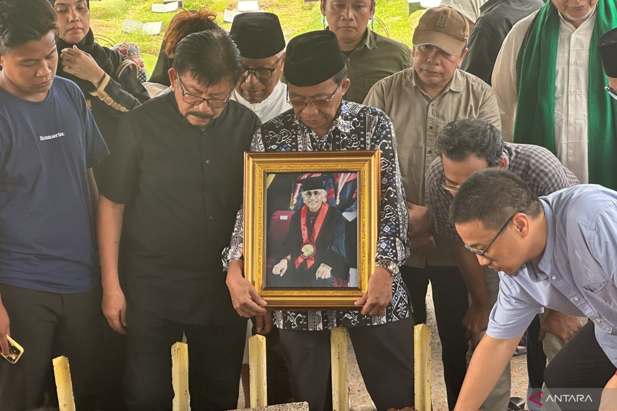 Jenazah Ptof Salim Said  dimakamkan di TPU Tanah Kusir