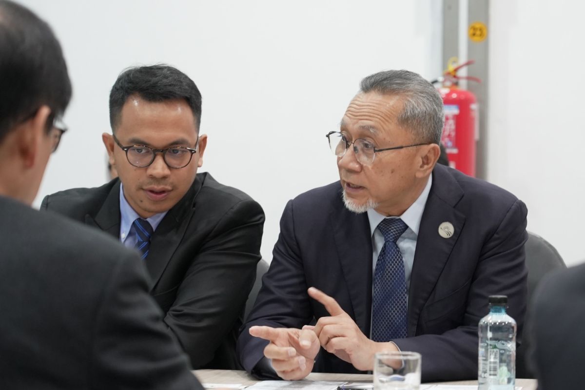 Menteri Perdagangan (Mendag) Zulkifli Hasan saat melakukan pertemuan bilateral dengan Menteri Perdagangan Korea Selatan Inkyo Cheong di Arequipa, Peru pada Sabtu, (18/5/2024). (ANTARA/HO-Kemendag) Korea Selatan merupakan mitra dagang penting Indonesia. Kedua negara mempunyai perjanjian dagang seperti IK-CEPA, AKFTA dan RCEPJakarta