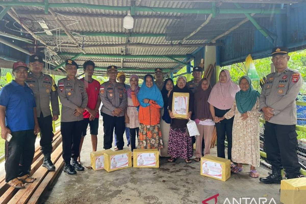 Polres Bintan serahkan bantuan untuk korban puting beliung