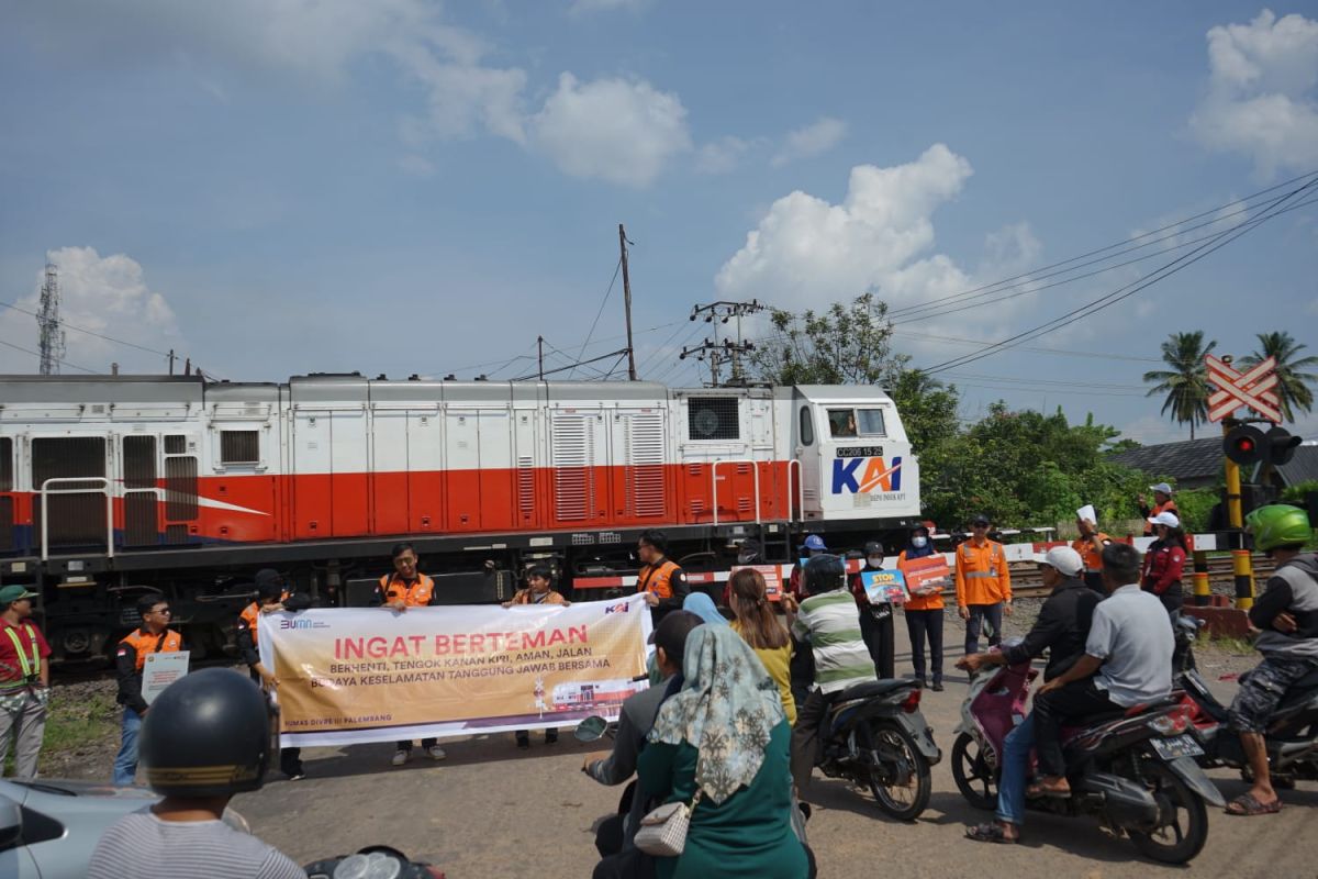 KAI Palembang  imbau warga tak  gegabah saat lintasi rel KA