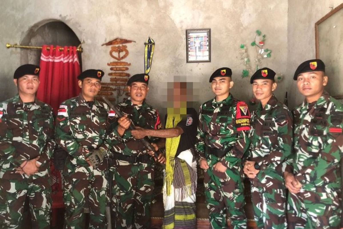 Satgas Pamtas RI-RDTL terima satu pucuk senjata jenis flintlock dari warga