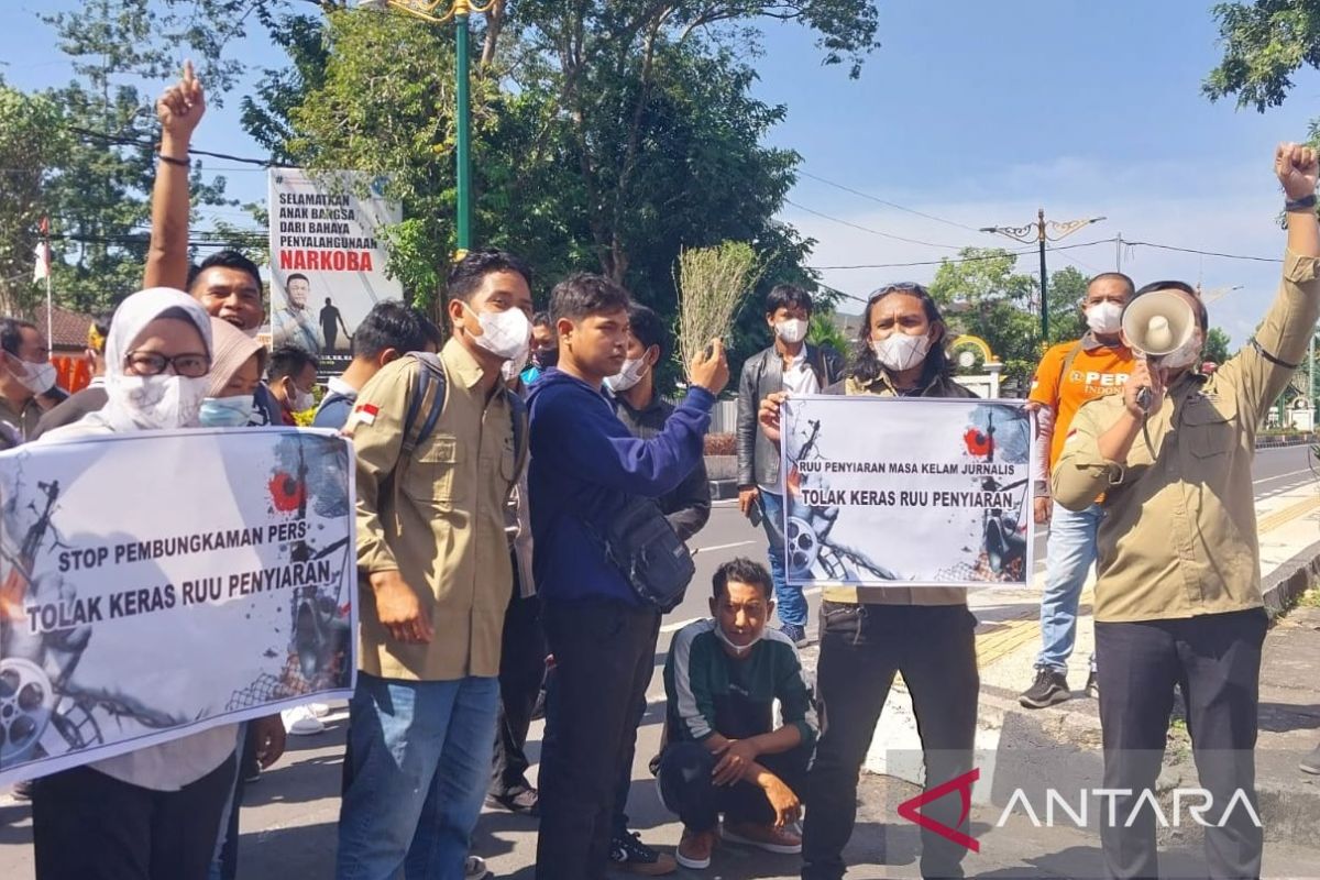 Jurnalis NTB menggelar aksi damai tolak revisi UU Penyiaran