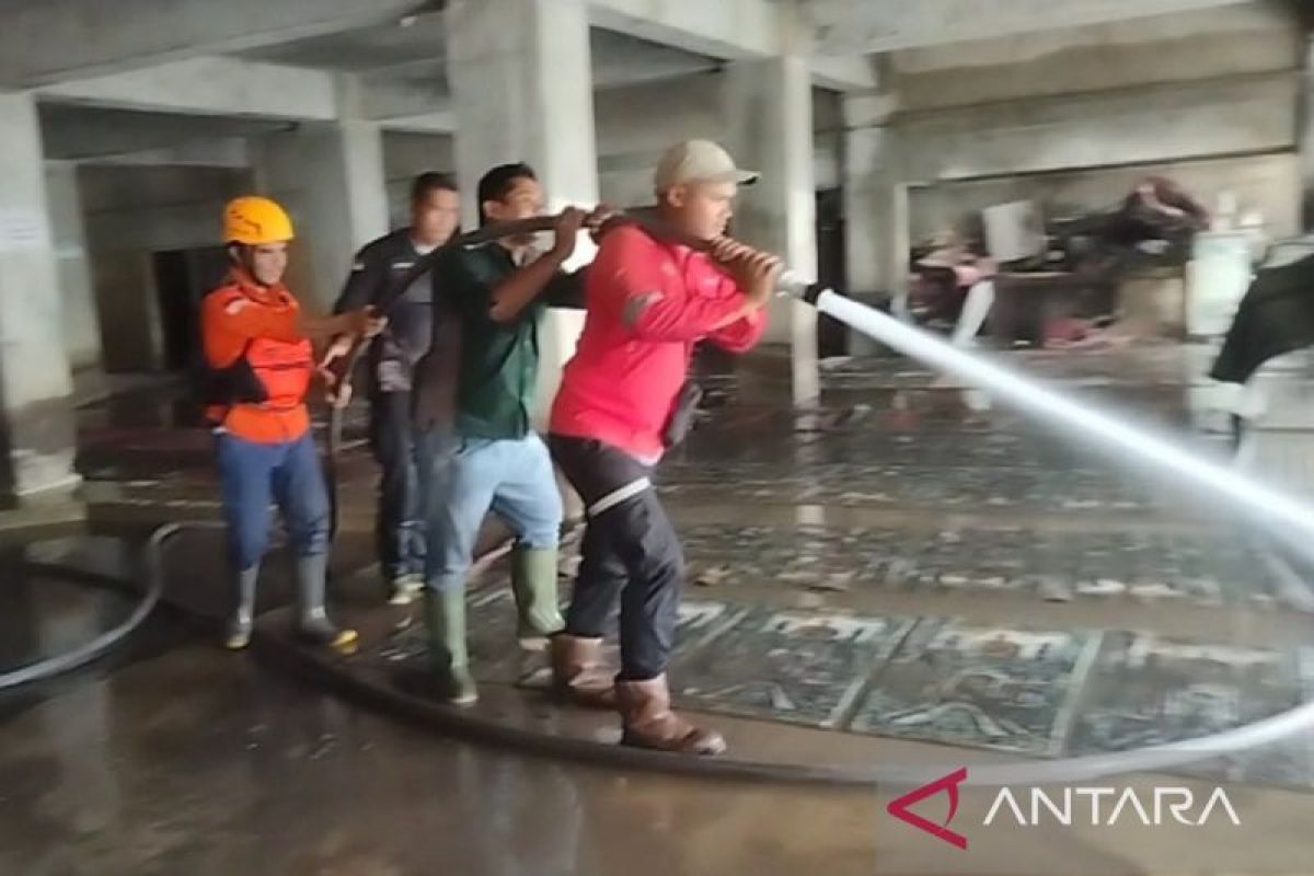 PT BRM turun bersihkan masjid terdampak banjir di Batusangkar