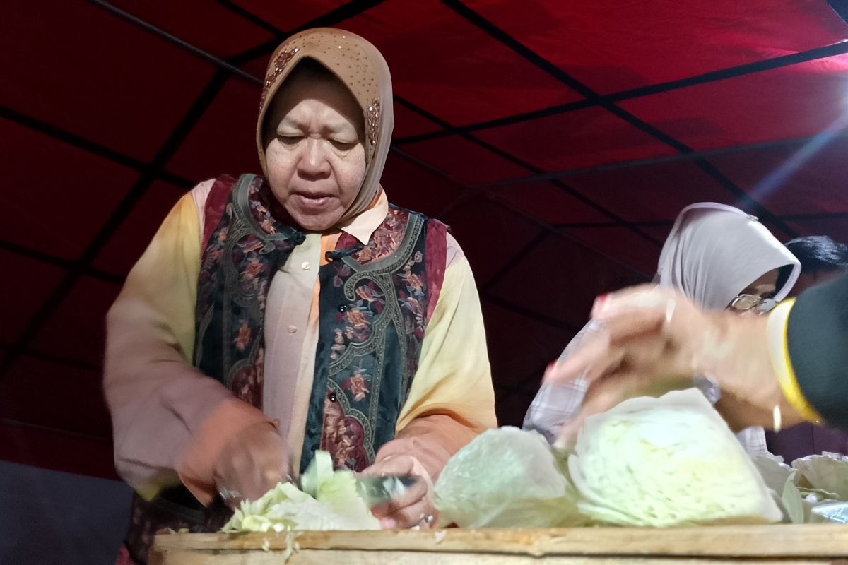 Mensos ikut masak di dapur pengungsian bencana banjir di Sumatera Barat